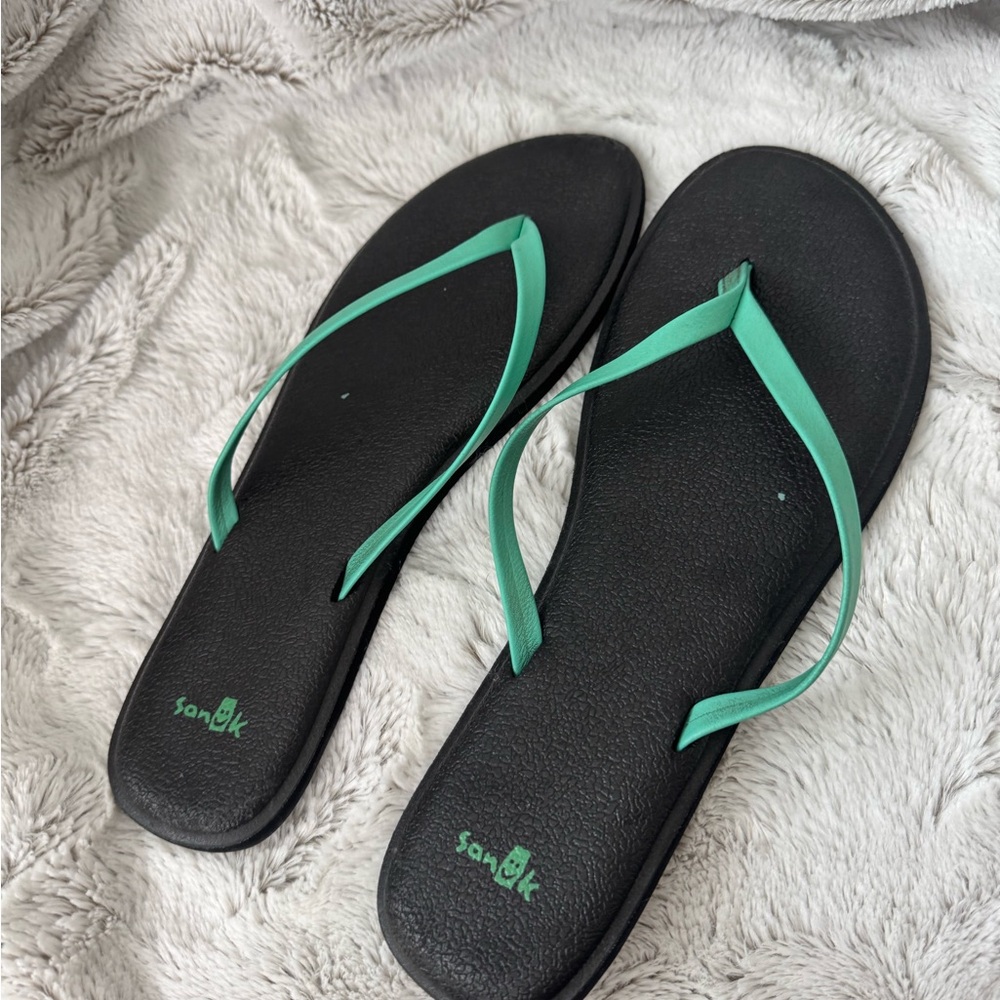 Sanuk Women's Black Sandals with Green Straps
